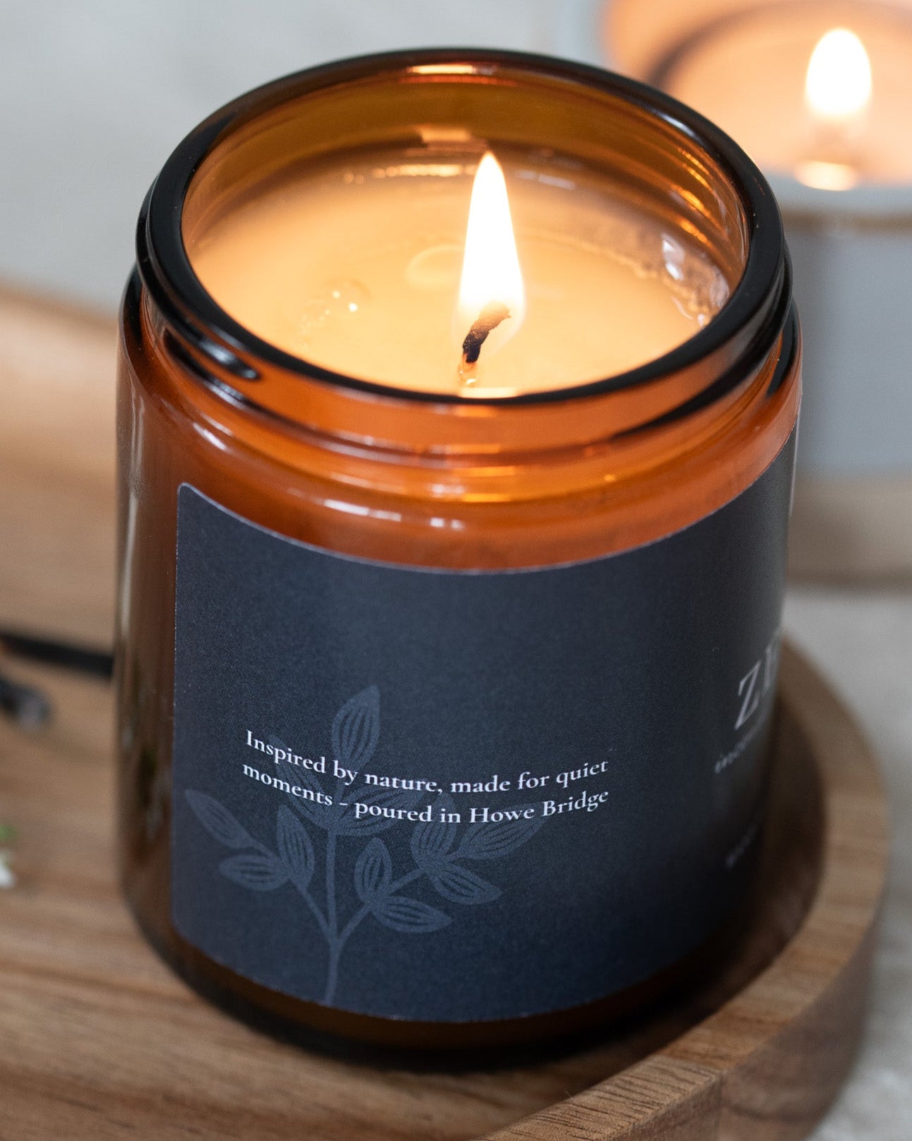 Honey and sandalwood candle. Hand poured coconut soy wax in a amber jar and wrap around label. Cosy and warm, the perfect candle to read a book by the fireside. Honey, sandalwood and spices.