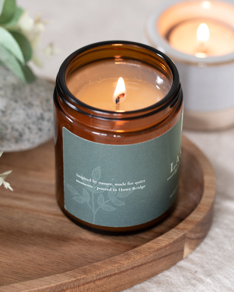 Lakeside amber jar with sage green label, side of label says "inspired by nature, made for quiet moments - hand poured in Howe Bridge. Relax and unwind with this fresh, spa like scent. Notes of eucalyptus, geranium and fresh air. Vegan and toxin-free.